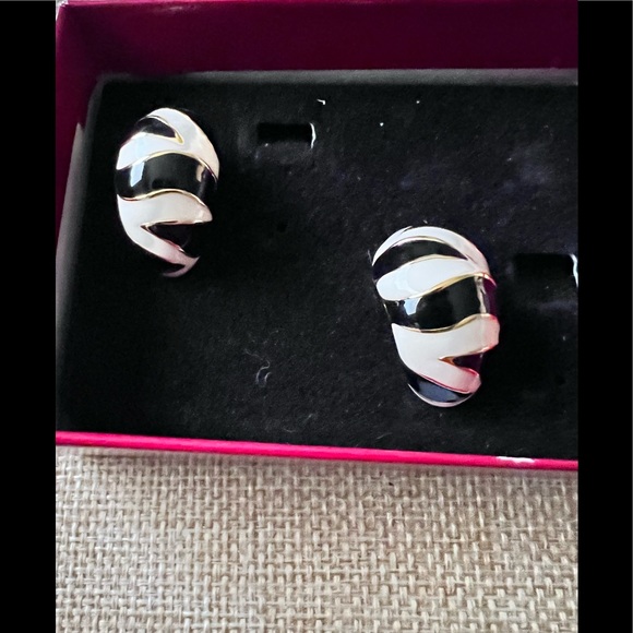 KJL Kenneth Jay Lane Clip On Zebra enamel Earrings Gold Tone 1” Original Box - Picture 4 of 7